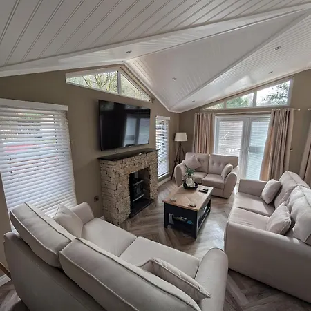 Chalet Luxury Hot Tub 3 Bedroom - Windermere *