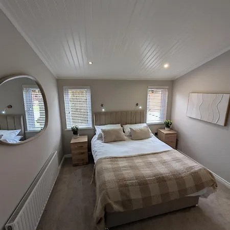 Luxury Hot Tub 3 Bedroom - Windermere Chalet