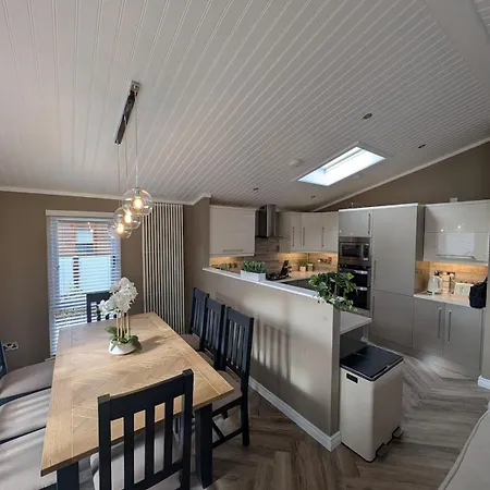 Luxury Hot Tub 3 Bedroom - Windermere Chalet