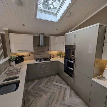 Luxury Hot Tub 3 Bedroom - Windermere Chalet *