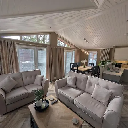 Luxury Hot Tub 3 Bedroom - Windermere Chalet *