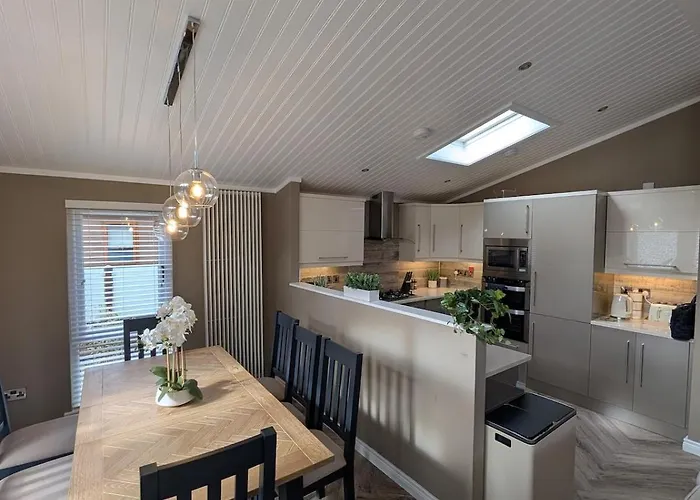 Luxury Hot Tub 3 Bedroom - Windermere Chalet