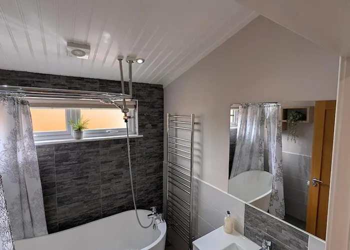 Luxury Hot Tub 3 Bedroom - Windermere Chalet *